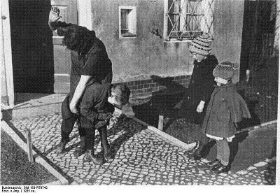 Bundesarchiv_Bild_183-R79742%2C_Erziehungsmethode.jpg